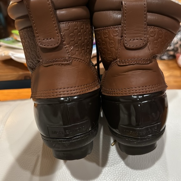 Michael Kors duck boots 🥾 leather upper and rubber sole - Picture 6 of 12